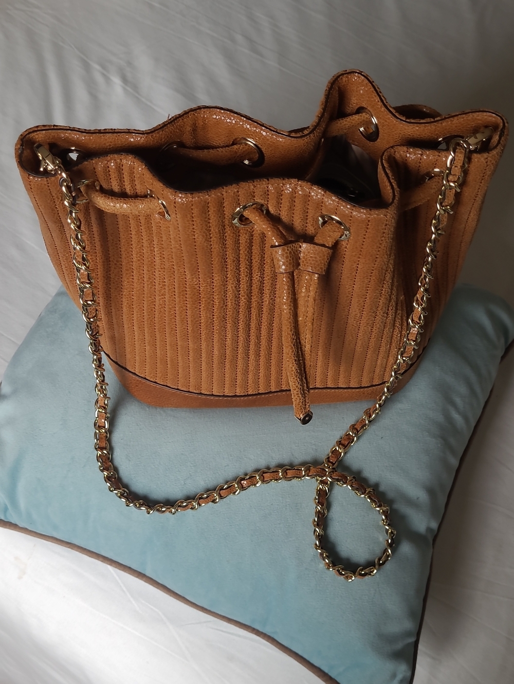Hendri Bendel Leather Camel Brown Drawstring Bucket Shoulder Bag Gold Chain Cool